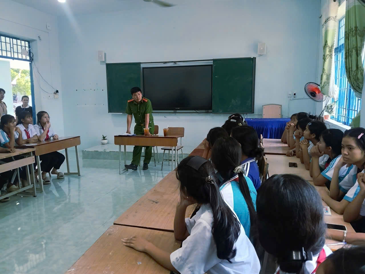 Công an xã Bác Ái tổ chức tuyên truyền tuyển sinh đào tạo văn hóa trung học phổ thông năm 2026