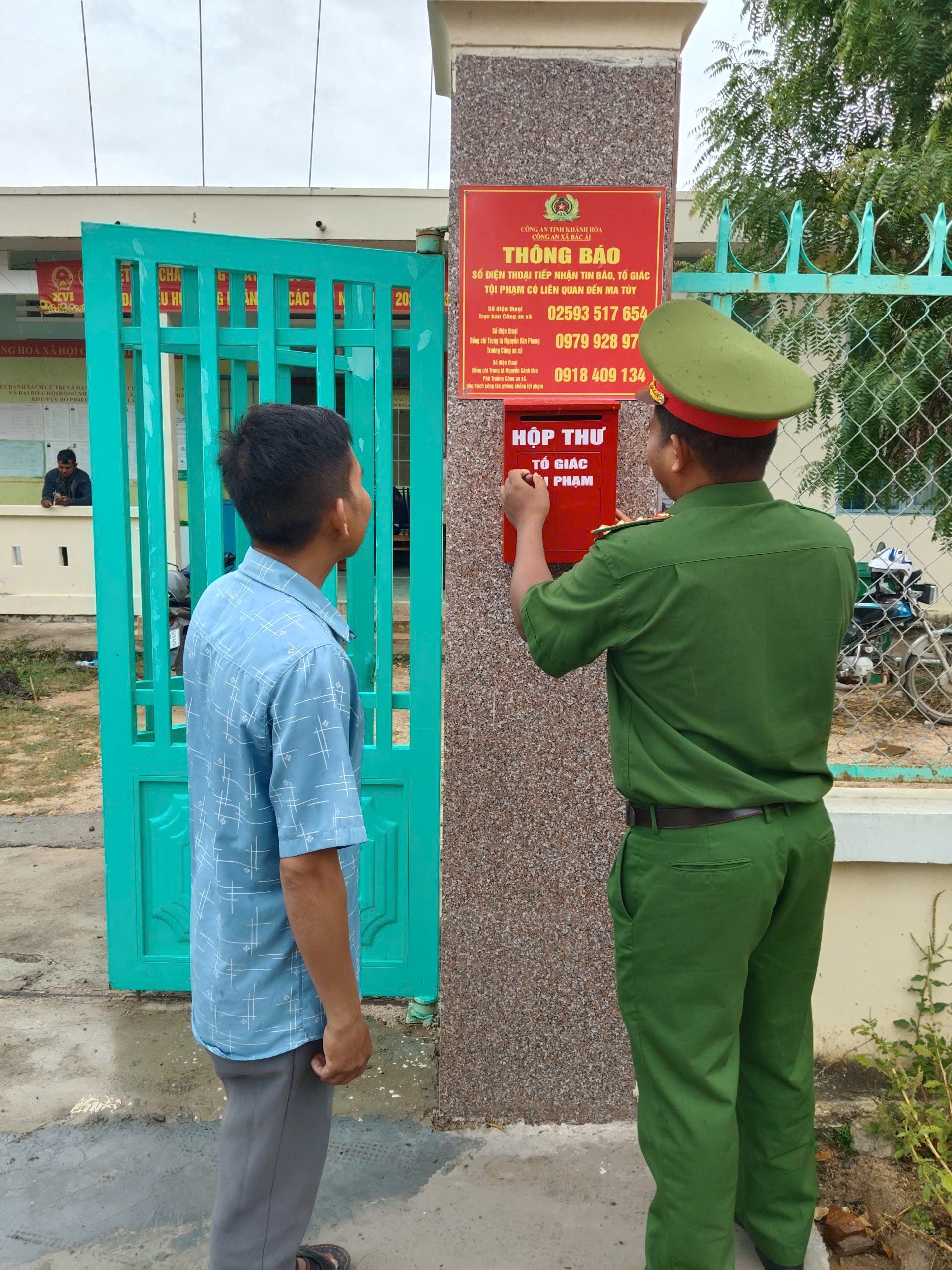Công an xã Bác Ái triển khai lắp đặt hộp thư tố giác tội phạm, công khai số điện thoại tiếp nhận tin báo, tố giác tội phạm tại các thôn