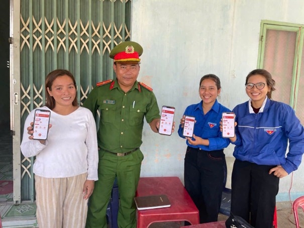 Công an xã Bác Ái tăng cường tuyên truyền, hướng dẫn người dân cài đặt ứng dụng VNetraffic