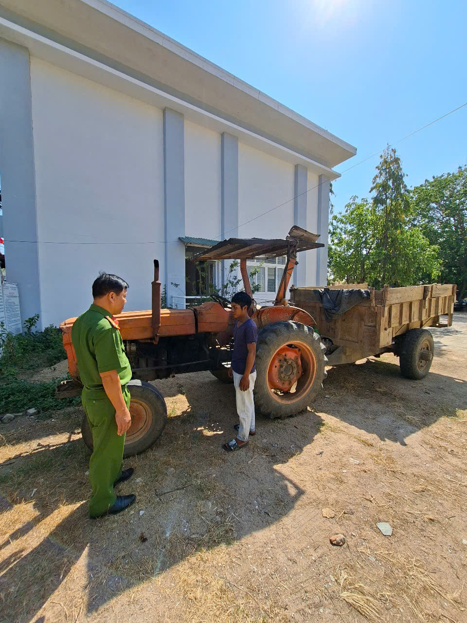 Công an xã Bác Ái tuyên truyền, xử lý hành vi khai thác khoáng sản trái phép