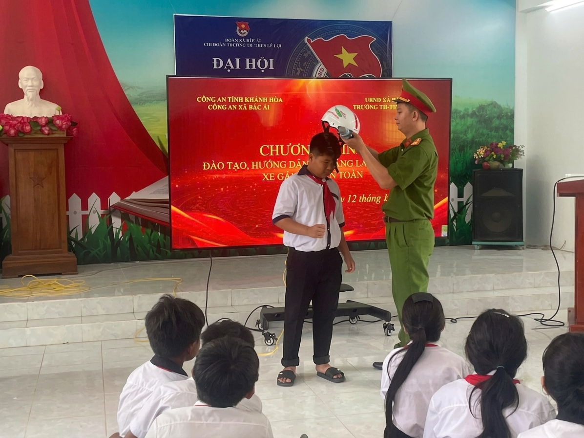 Công an xã Bác Ái đẩy mạnh tuyên truyền, phổ biến pháp luật về trật tự, an toàn giao thông trong trường học