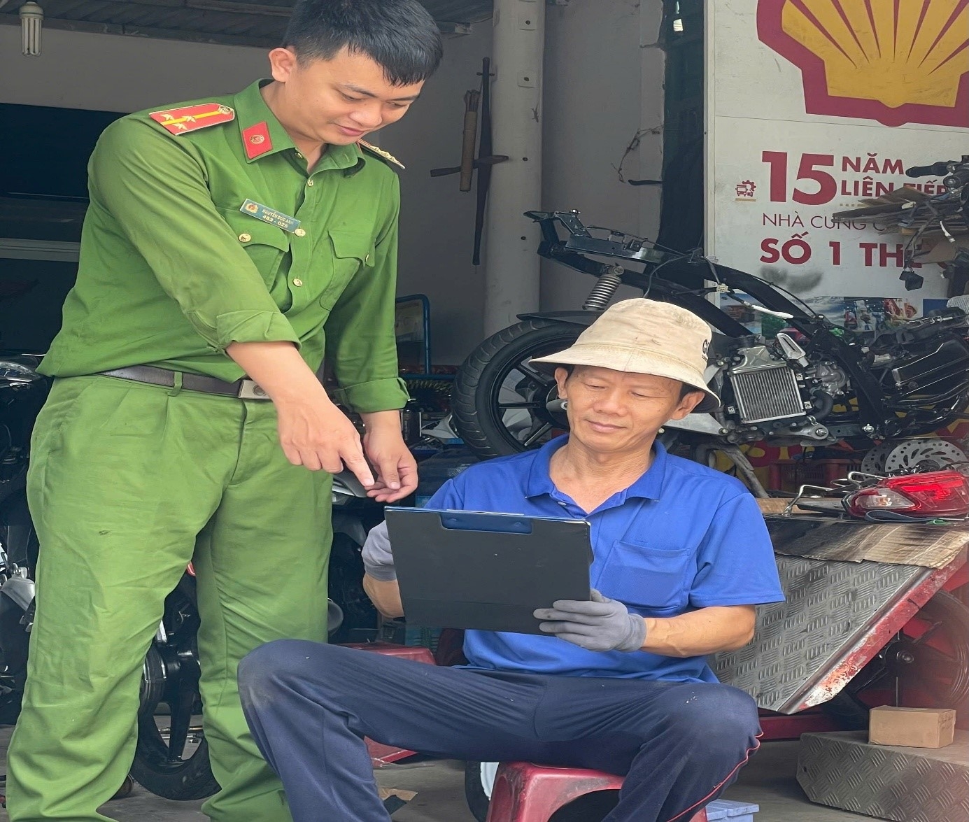 Công an xã Bác Ái tăng cường tuyên truyền, ký cam kết phòng ngừa vi phạm pháp luật đối với các cơ sở sửa chữa xe và cơ khí trên địa bàn xã