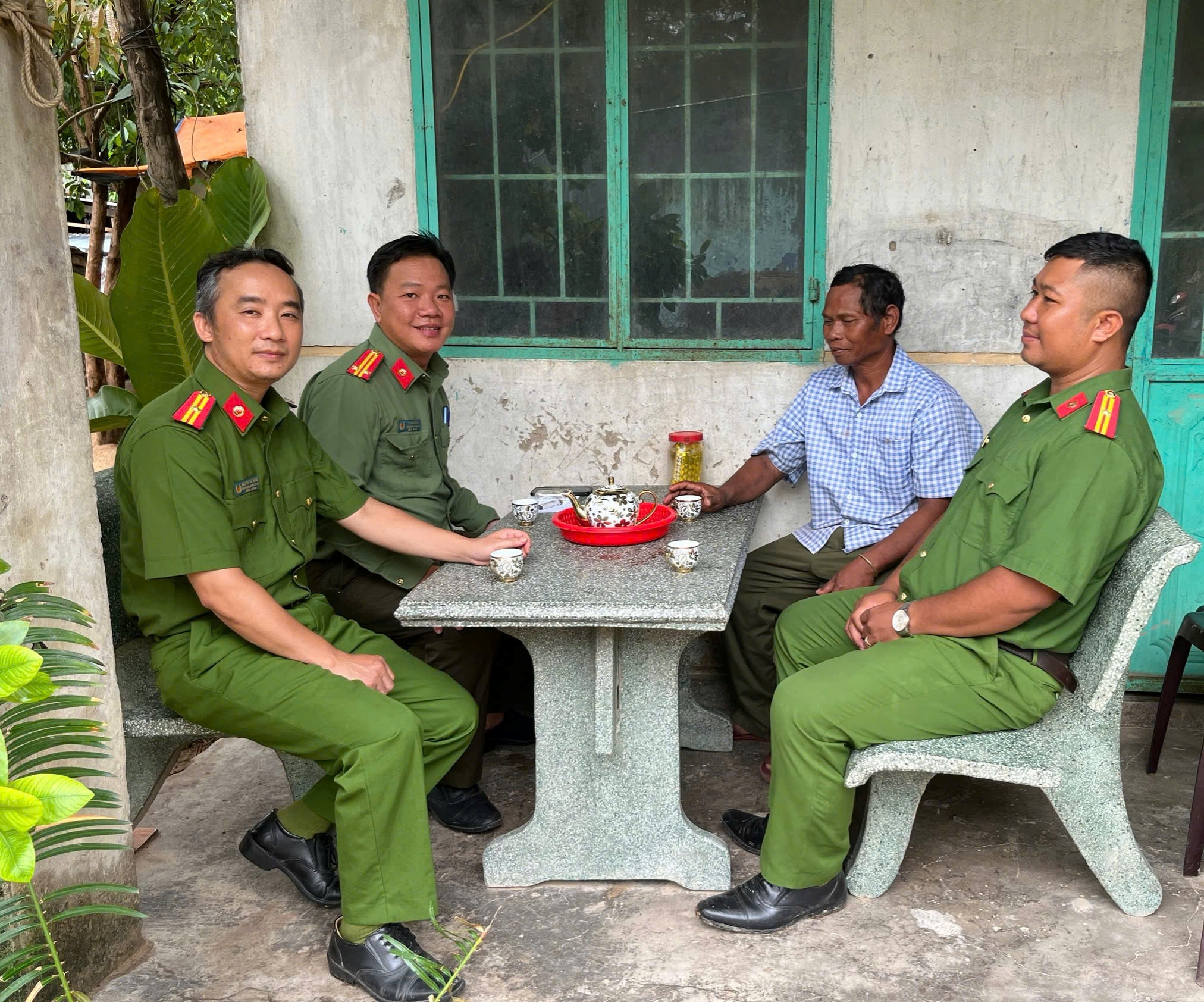 Công an xã Bác Ái Đông thăm, tặng quà lực lượng bảo vệ an ninh trật tự cơ sở có hoàn cảnh khó khăn