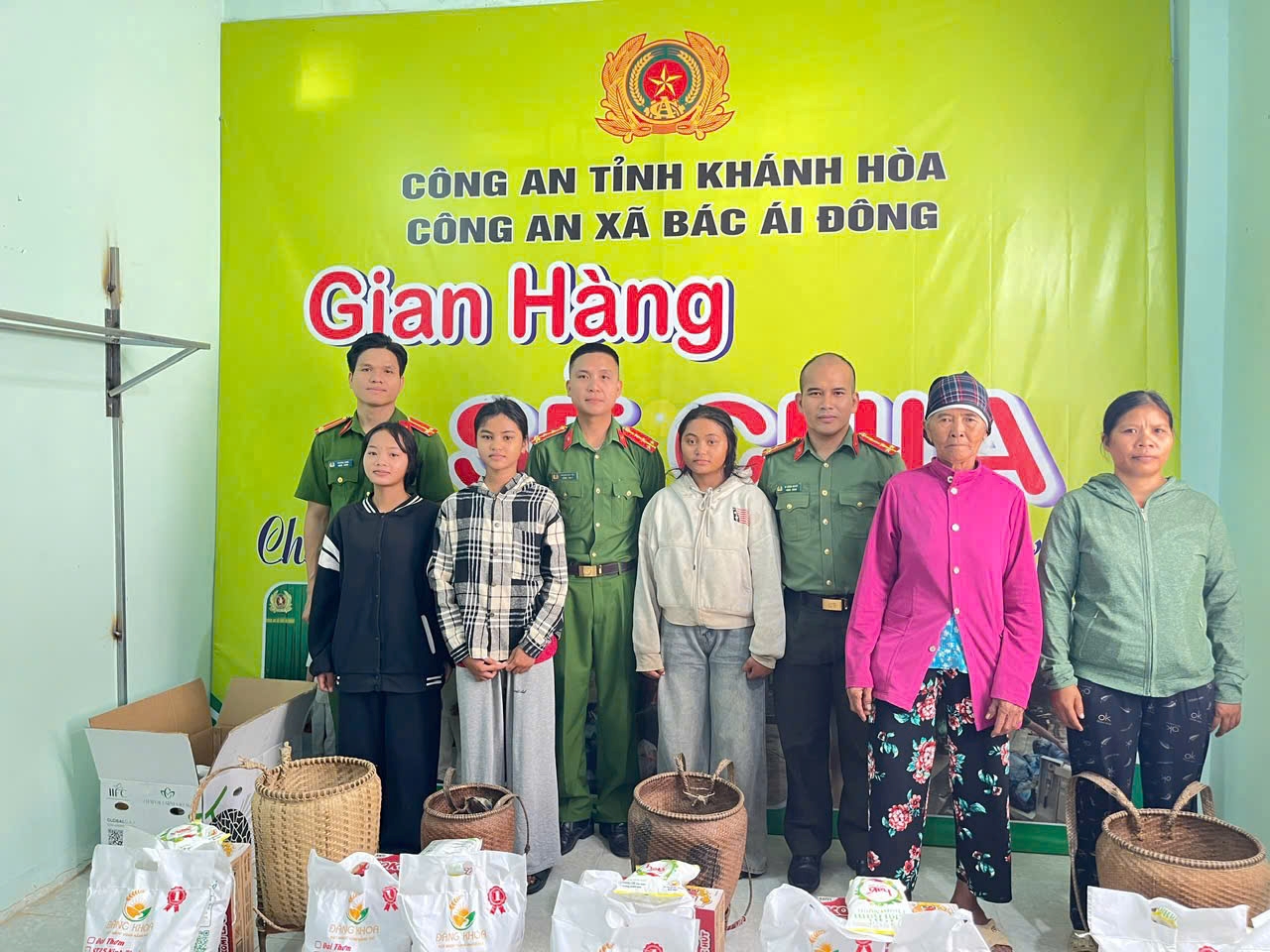 Chi đoàn Công an xã Bác Ái Đông tiếp tục hành trình Gian hàng sẽ chia đến với bà con nhân dân
