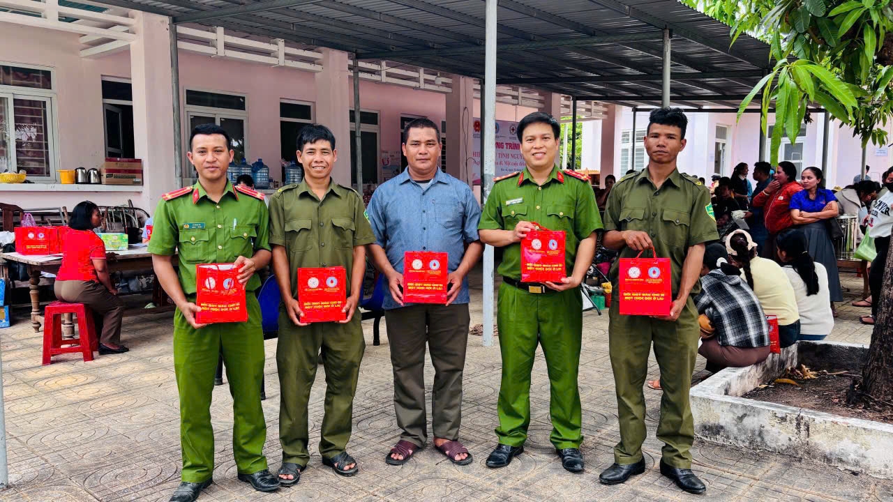Công an xã Bác Ái Đông tích cực tham gia hiến máu tình nguyện