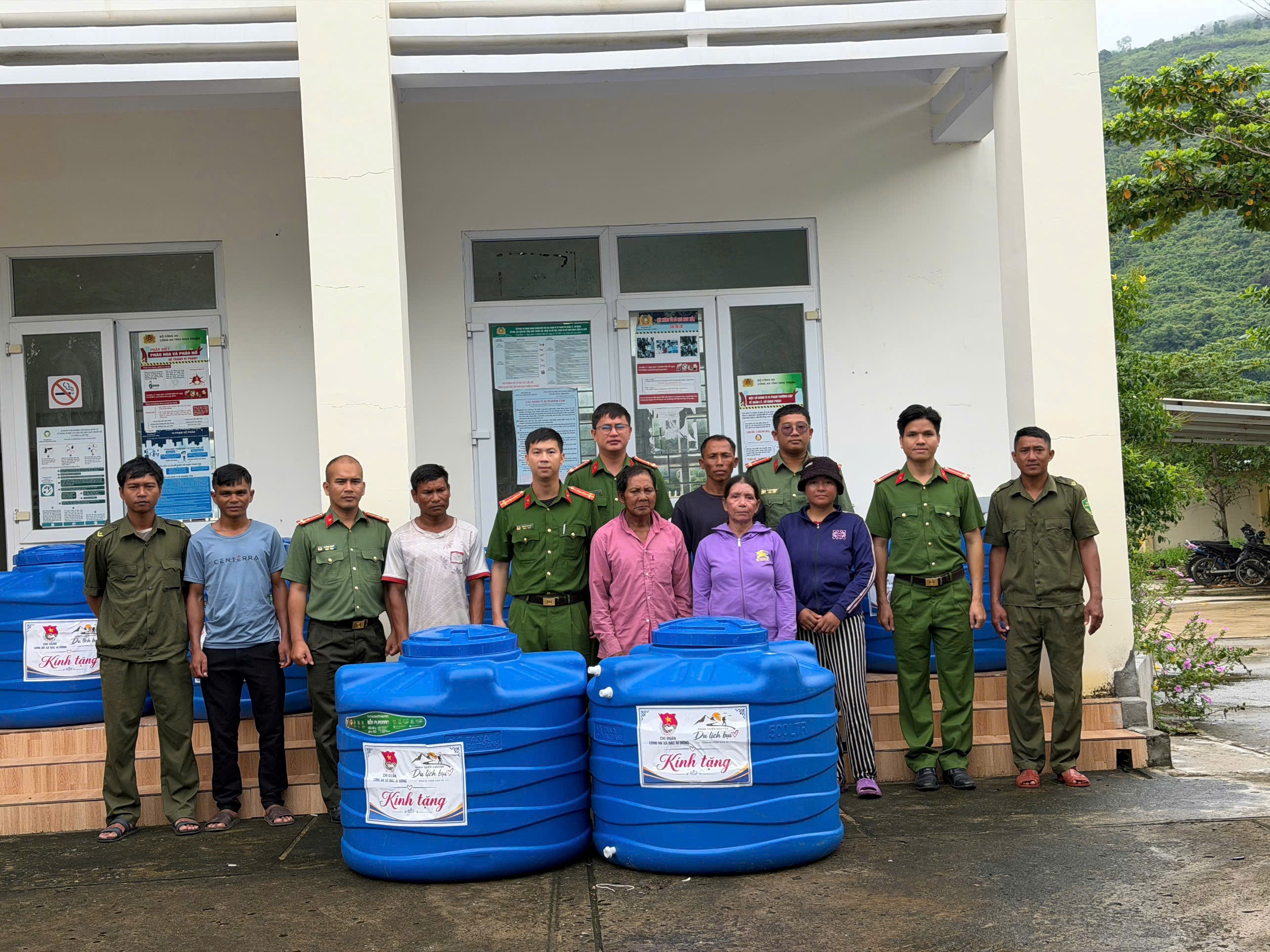 Công an xã Bác Ái Đông chung tay sẻ chia, lan tỏa nghĩa tình quân dân