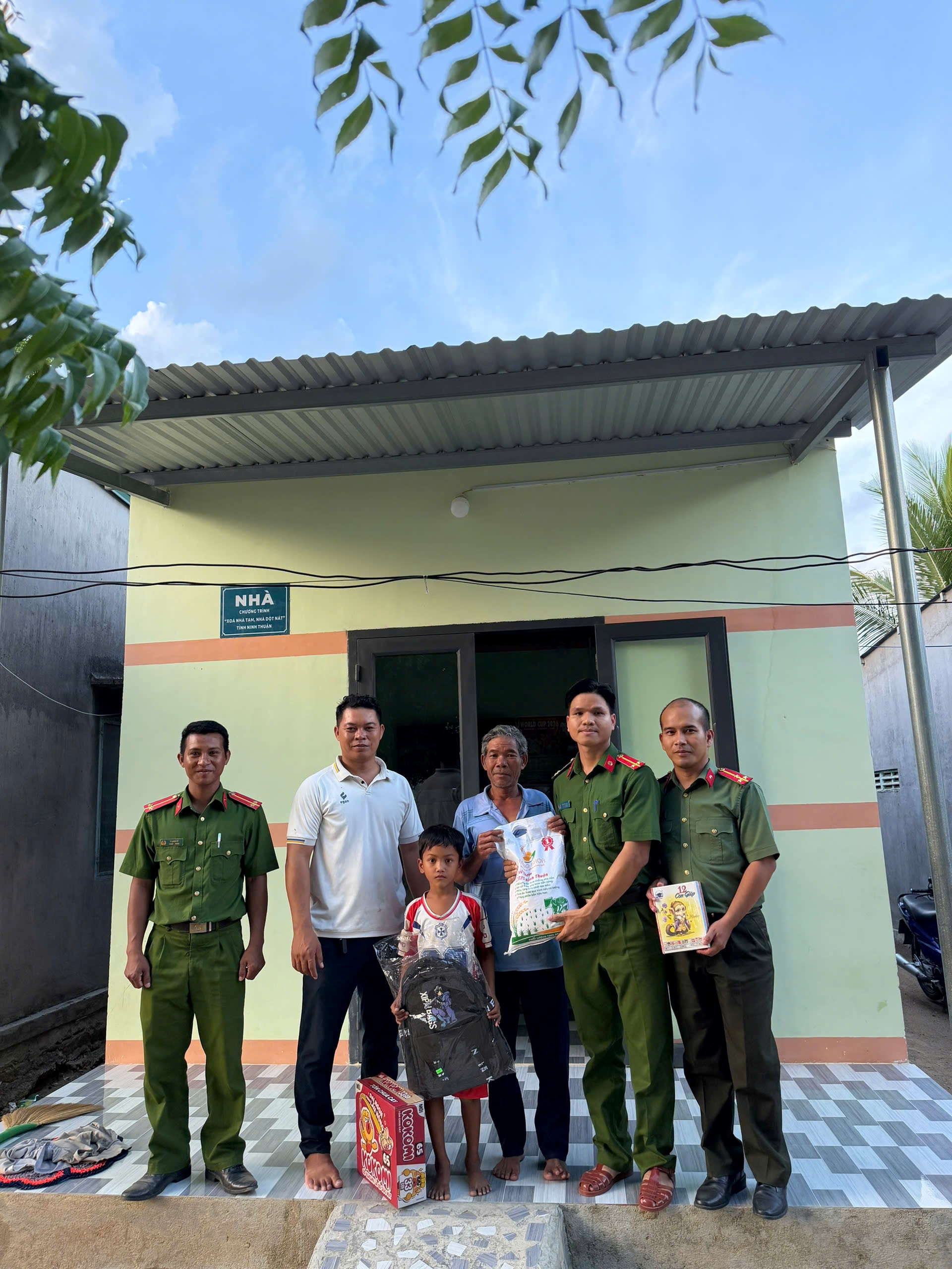 Công an xã Bác Ái Đông: Lan tỏa yêu thương - Tiếp bước đến trường
