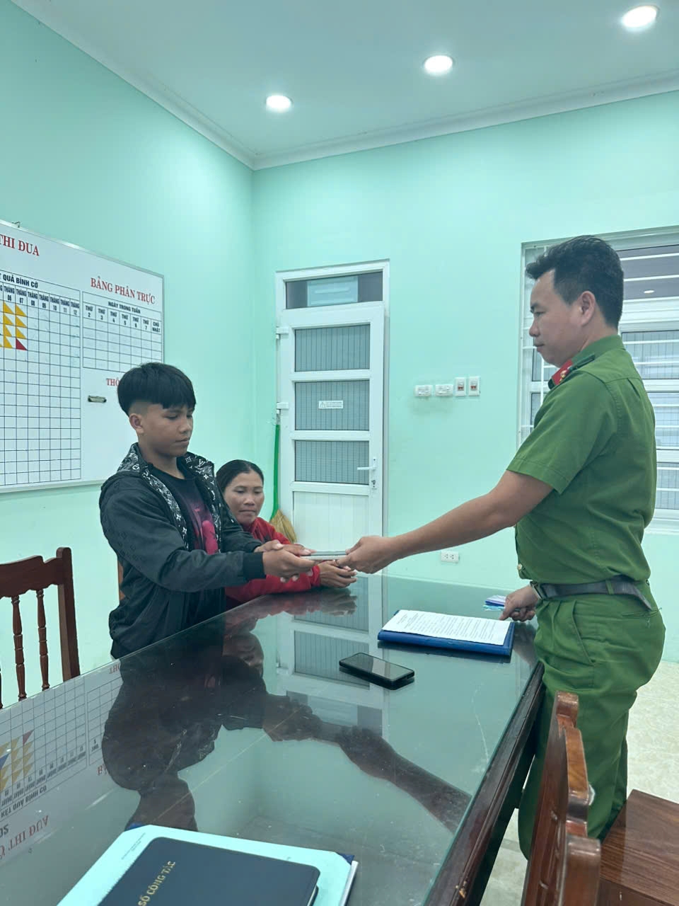 Tăng cường tuần tra đêm, kịp thời nhặt được và trao trả tài sản cho người dân
