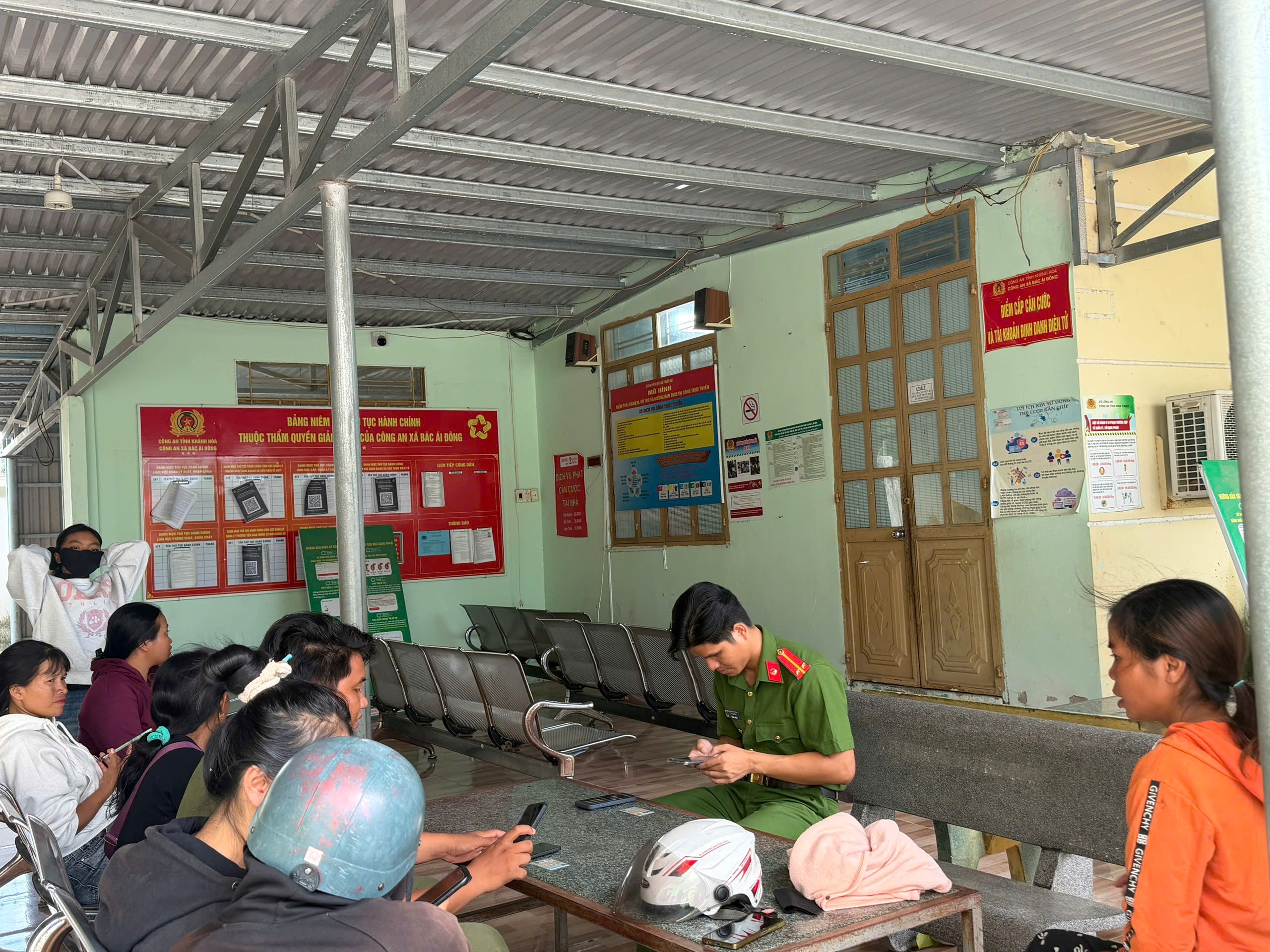 Từ địa bàn cơ sở đến không gian số: Cảnh sát khu vực đồng hành cùng Nhân dân