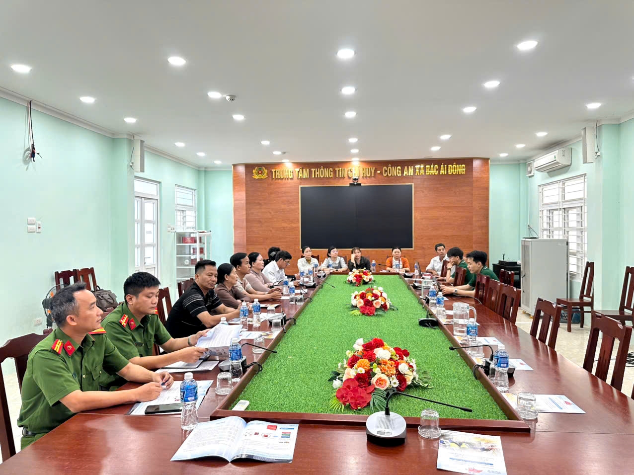 Công an xã Bác Ái Đông phối hợp tổ chức buổi tuyên truyền, vận động các hộ kinh doanh trang bị, kết nối thiết bị truyền tin báo cháy