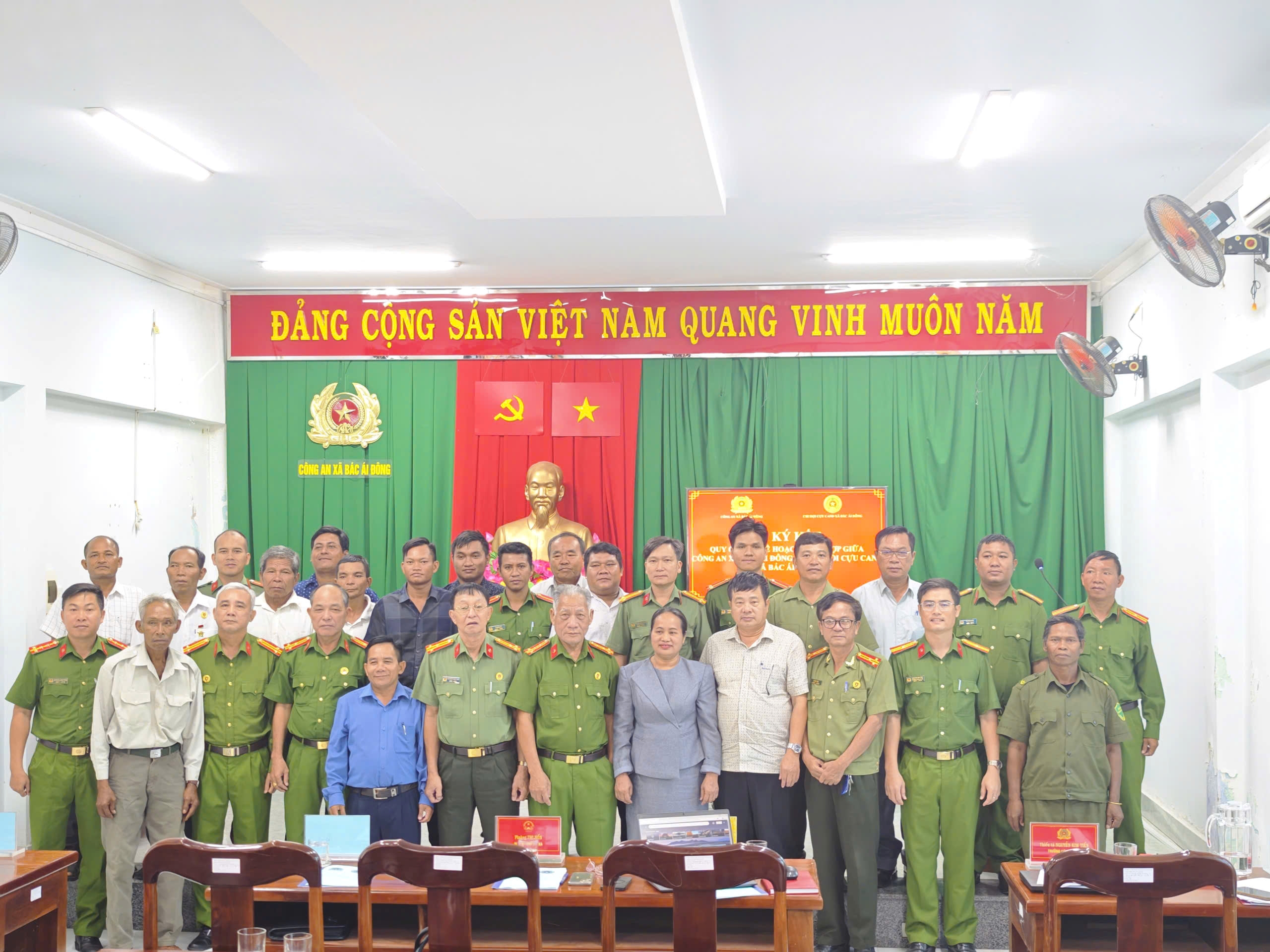 Công an xã Bác Ái Đông ký kết quy chế, kế hoạch phối hợp với Chi hội Cựu Công an nhân dân xã Bác Ái Đông