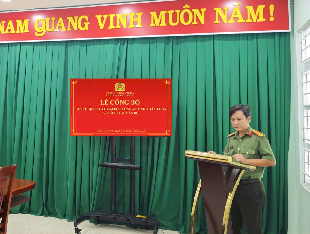 Công an xã Bác Ái Đông công bố các quyết định về công tác cán bộ