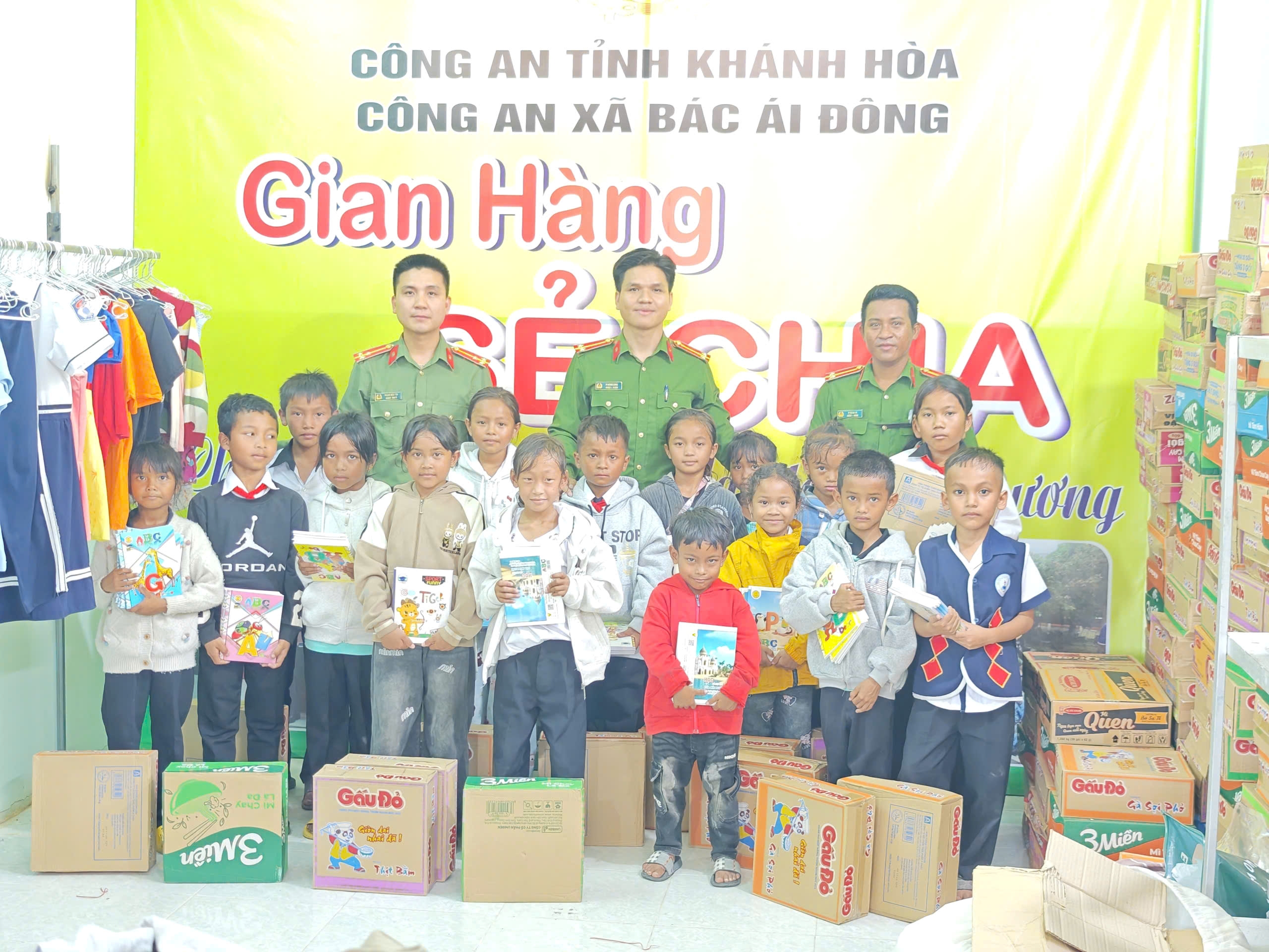 Âm lòng mô hình “Gian hàng sẻ chia” Công an xã Bác Ái Đông tiếp tục nhân rộng mô hình.