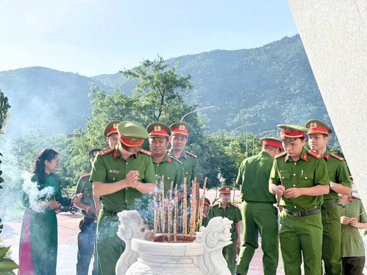 Công an xã Bác Ái Đông dâng hương tri ân các Anh Hùng liệt sĩ, thăm, tặng quà cho gia đình người có công kỷ niệm 79 năm Ngày Thương binh - Liệt sĩ (27/7/1947 - 27/7/2026)