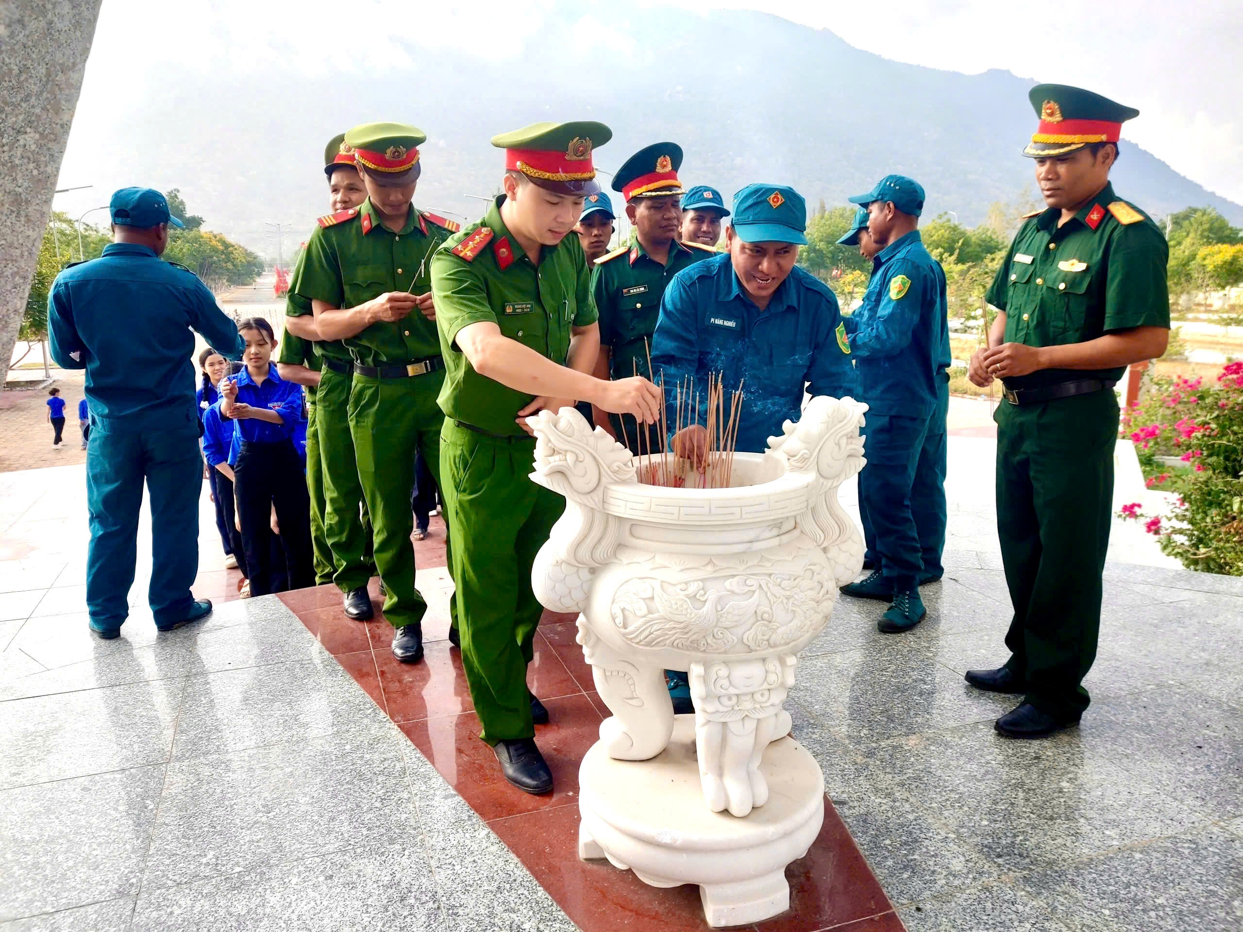 Chi đoàn Công an xã Bác Ái Đông xung kích trong chuỗi hoạt động tri ân kỷ niệm 30/4 và 01/5