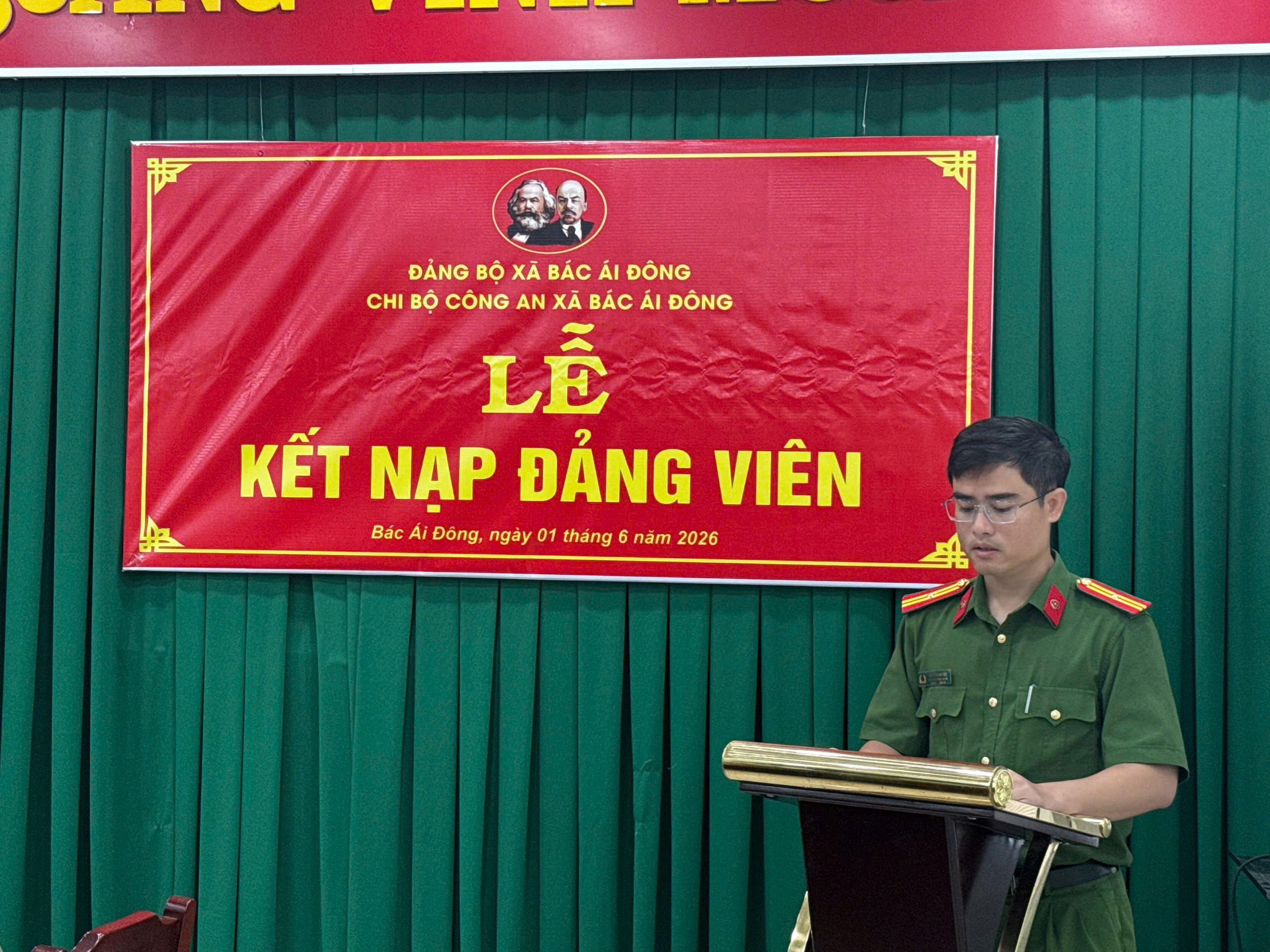 Chi bộ Công an xã Bác Ái Đông tổ chức trang trọng lễ kết nạp Đảng viên mới
