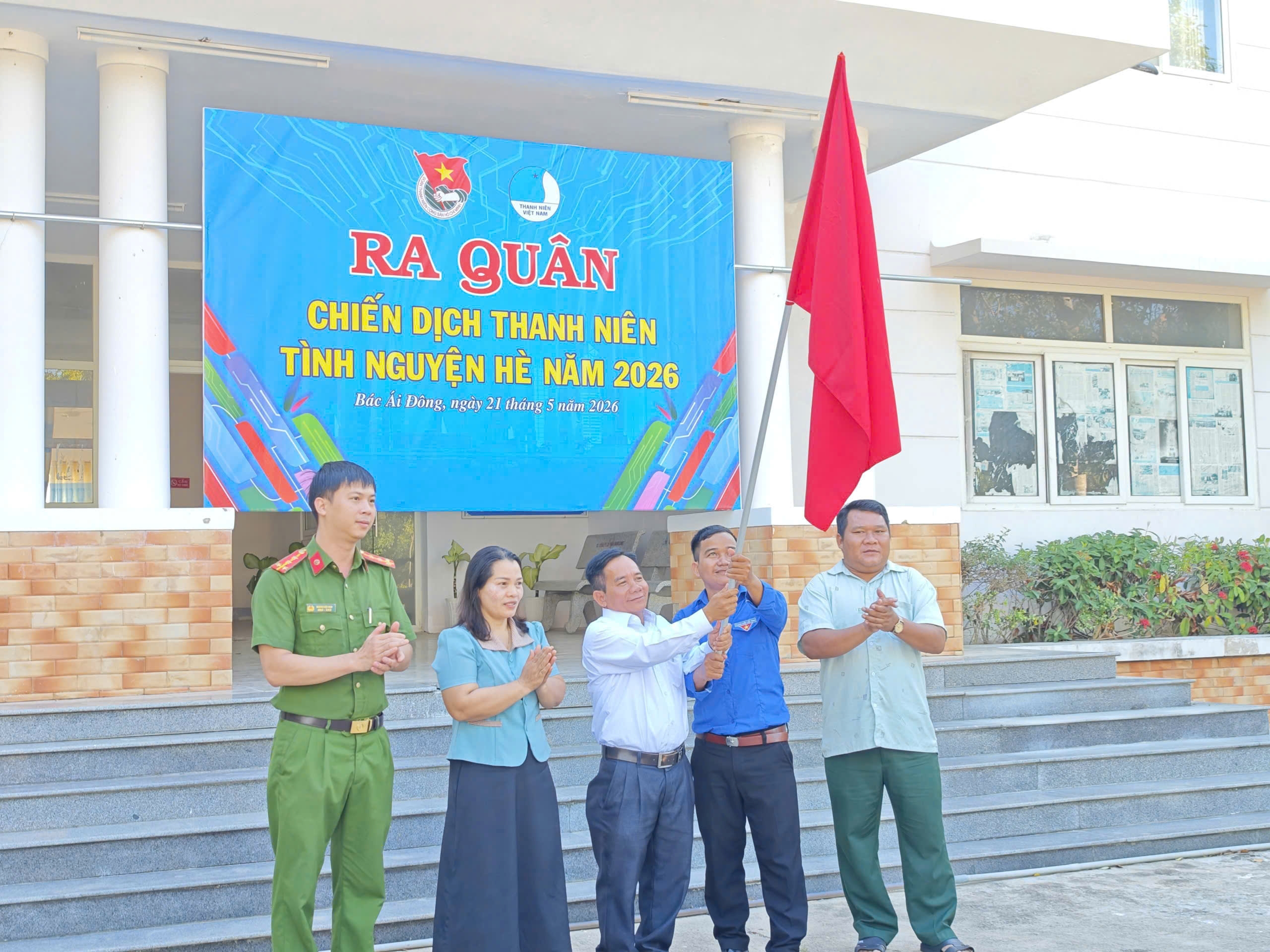 Công An xã Bác Ái Đông phối hợp Đoàn Thanh niên Cộng sản Hồ Chí Minh ra quân chiến dịch tình nguyện hè năm 2026