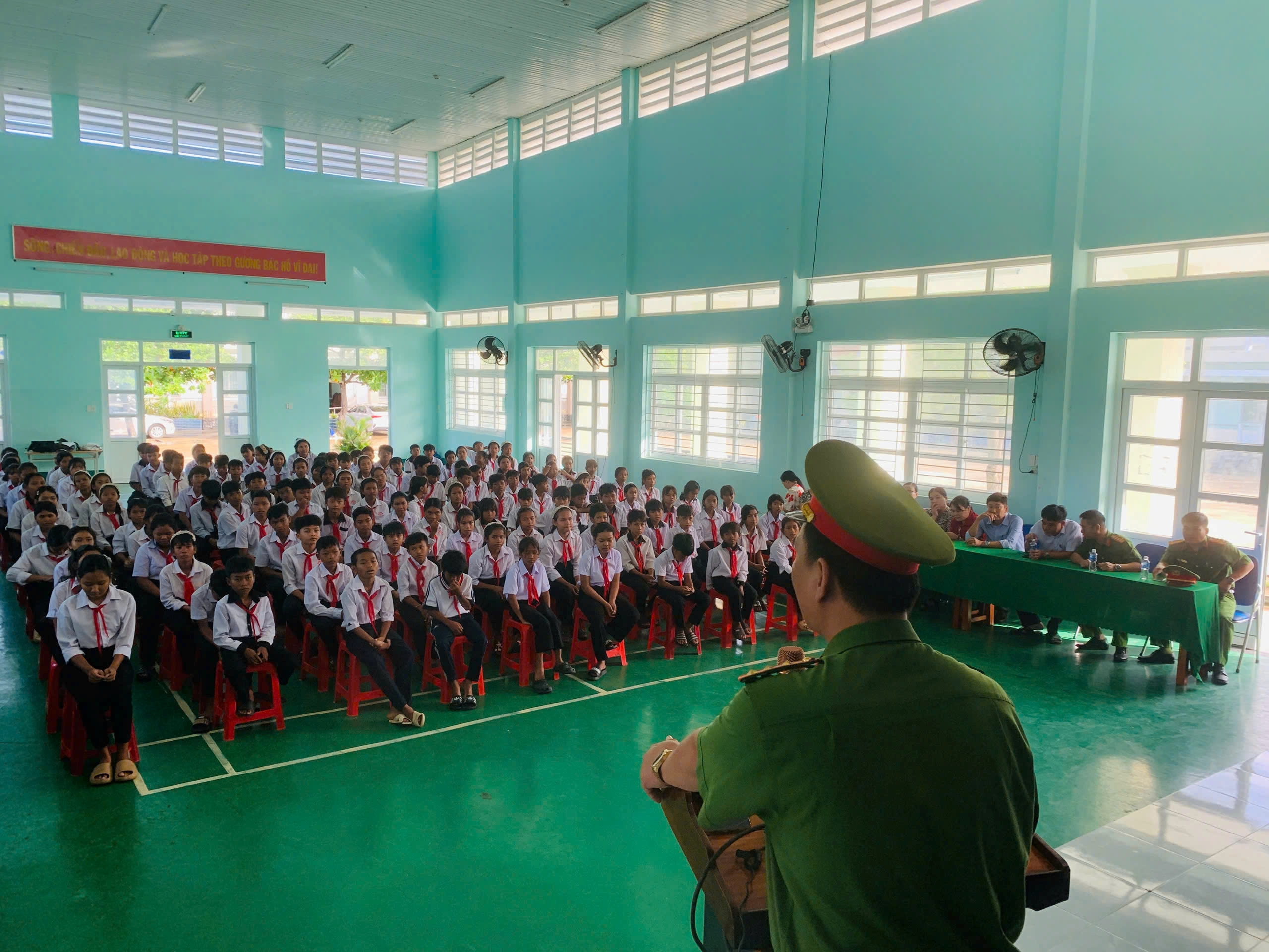 Công an xã Bác Ái Tây đẩy mạnh tuyên truyền phòng, chống bạo lực học đường