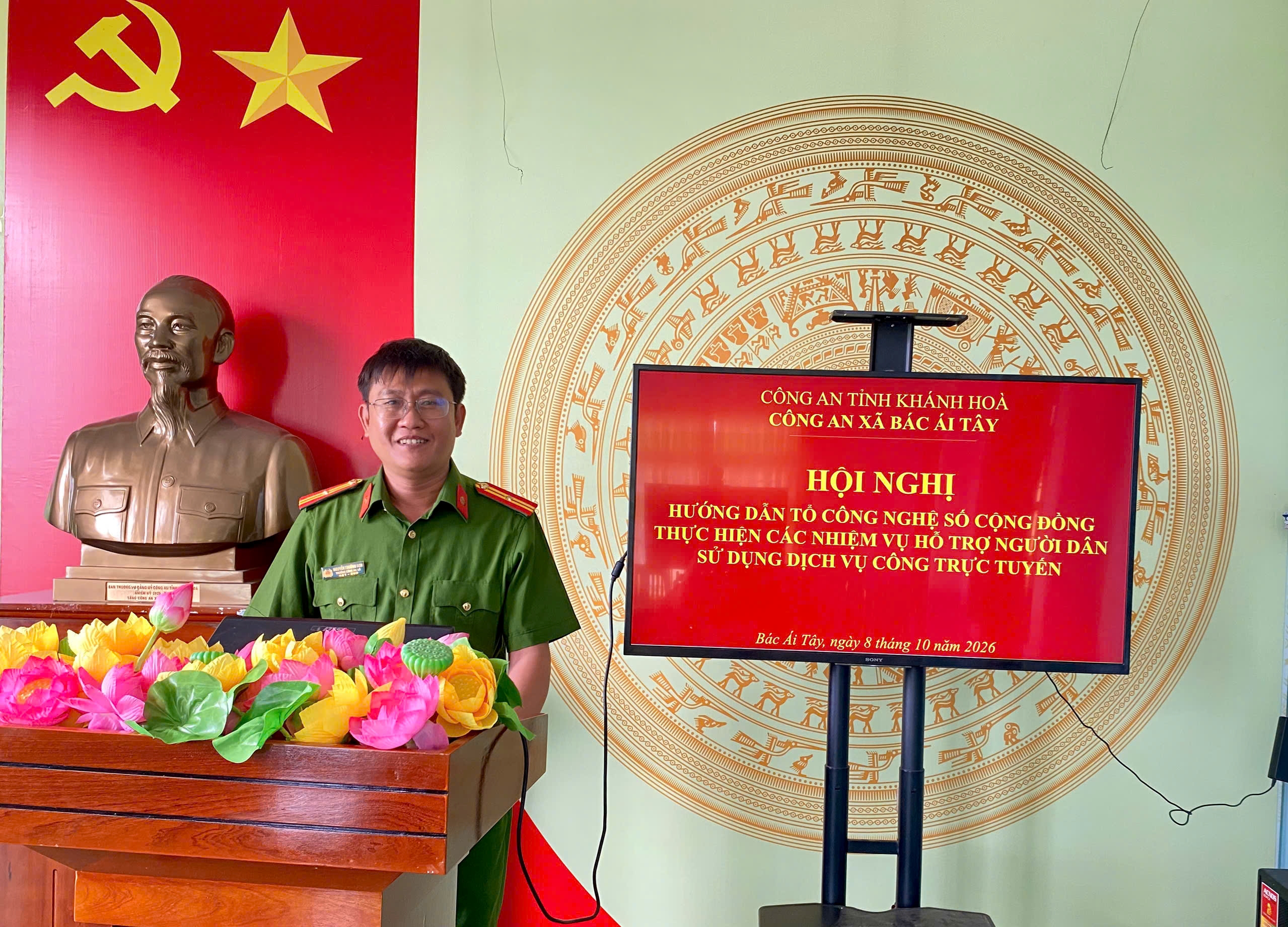 Công an xã Bác Ái Tây tổ chức Hội nghị hướng dẫn Tổ công nghệ số cộng đồng thực hiện các nhiệm vụ hỗ trợ người dân sử dụng dịch vụ công trực tuyến