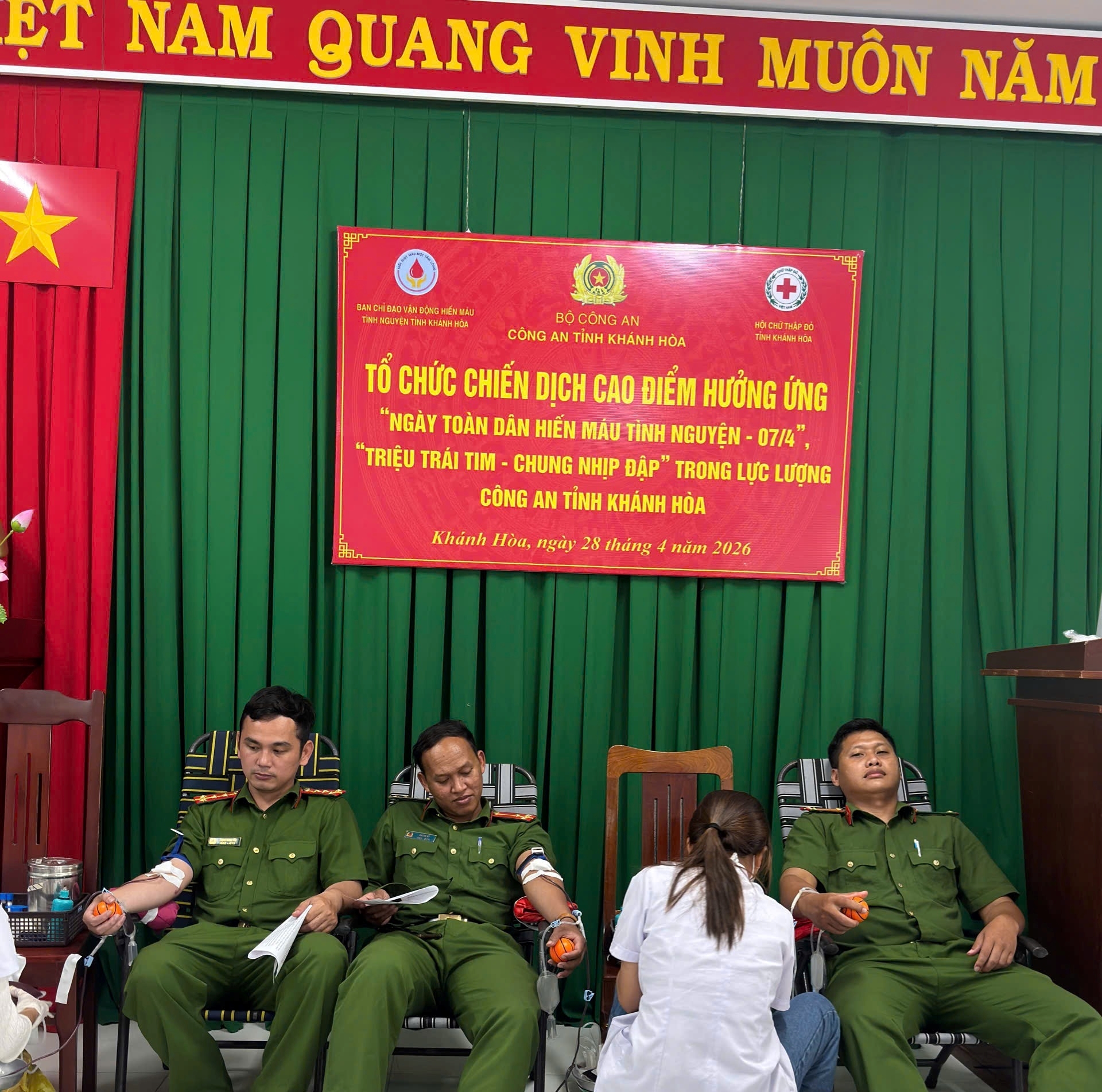 Công an xã Bác Ái Tây tham gia hiến máu tình nguyện năm 2026