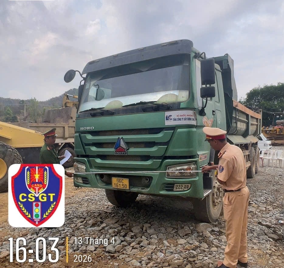 Công an xã Bác Ái Tây triển khai tổng rà soát xe tải, sơ mi rơ moóc trọng tải lớn