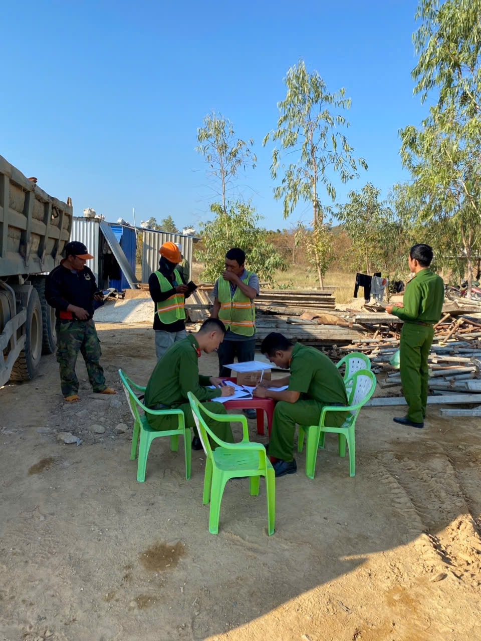 Công an xã Bác Ái Tây tăng cường tuyên truyền, kiểm tra, ngăn chặn tình trạng khoáng sản trái phép phục vụ công trình xây dựng