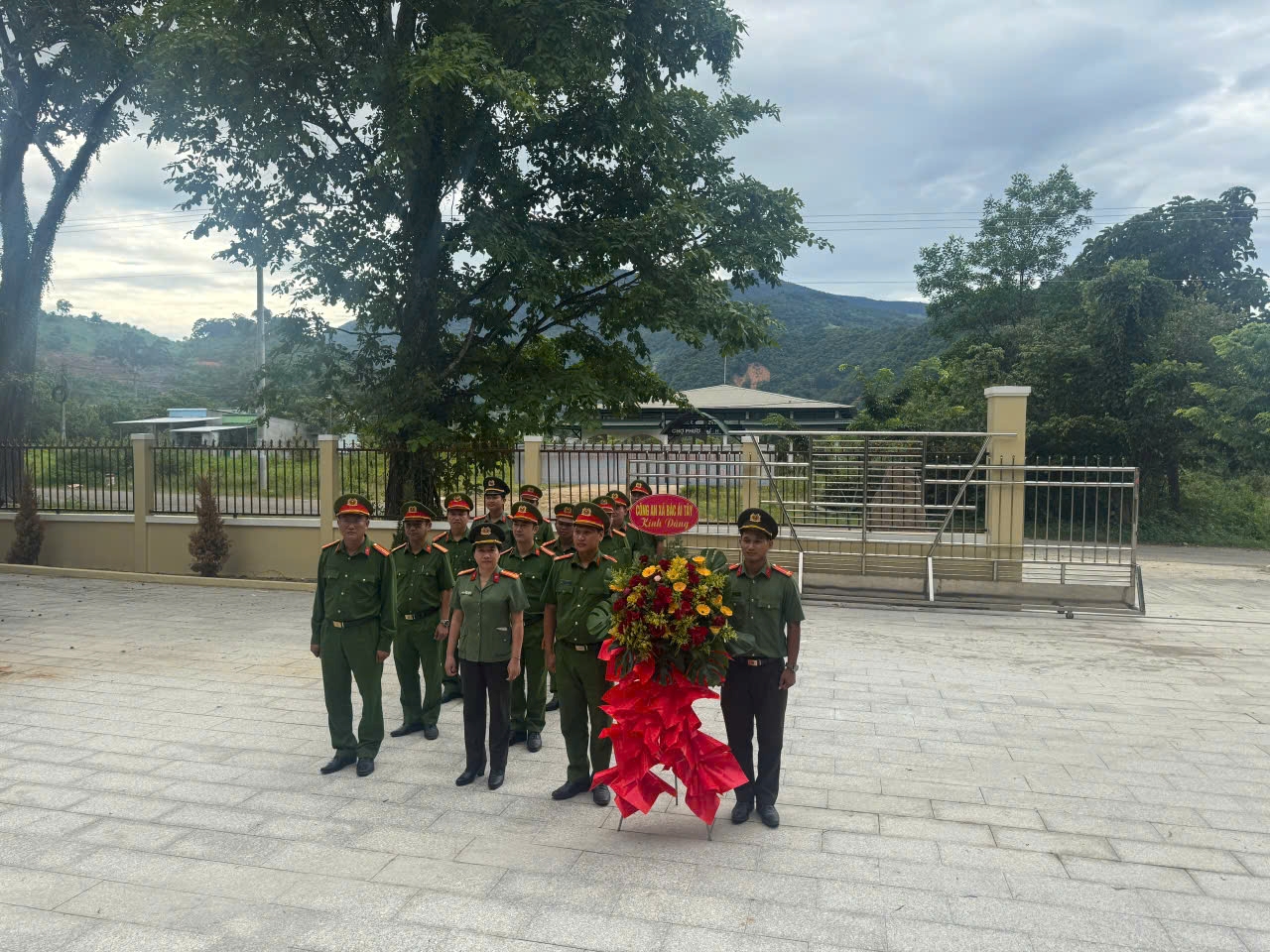Công an xã Bác Ái Tây tổ chức về nguồn, dâng hương, dâng hoa tại điểm sinh hoạt truyền thống Công an tỉnh Khánh Hòa, xã Bác Ái Tây