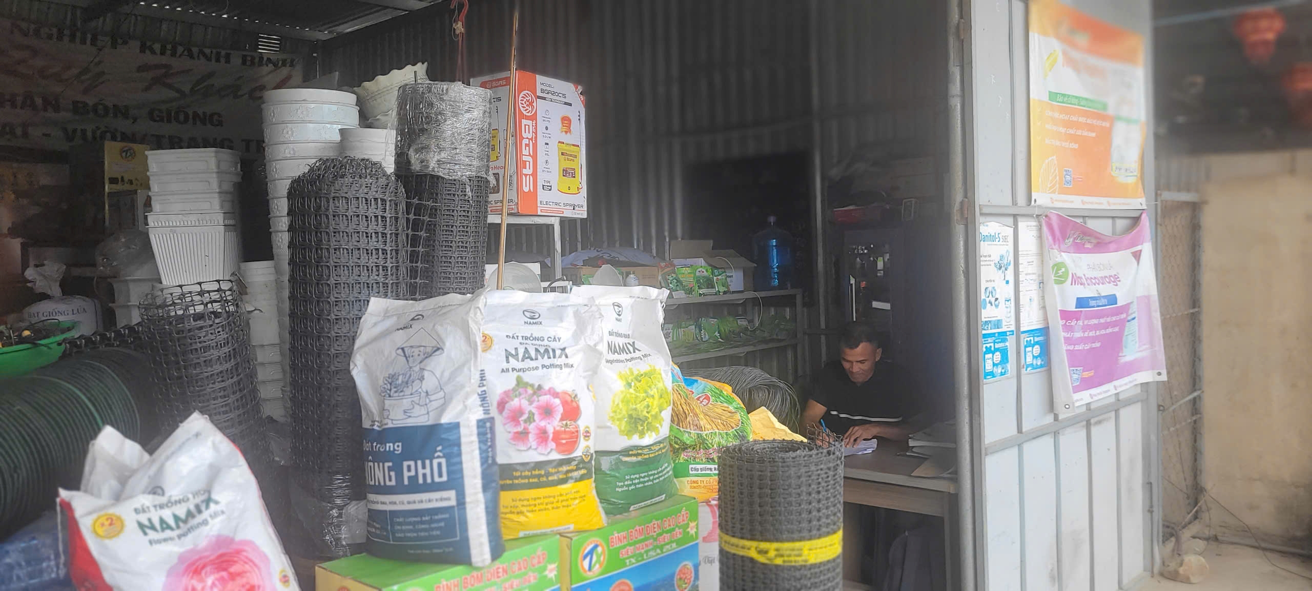 Công an xã Bắc Khánh Vĩnh tăng cường công tác phòng ngừa vi phạm pháp luật liên quan đến hóa chất nguy hiểm, độc hại