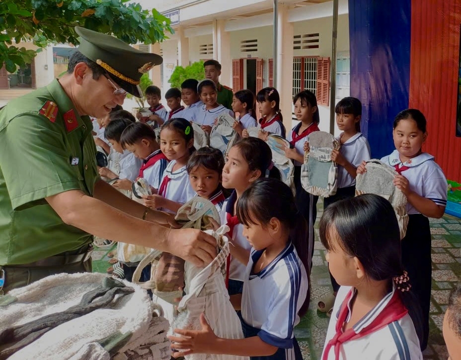 Công an xã Bắc Khánh Vĩnh đẩy mạnh thực hiện phong trào thi đua Ba nhất
