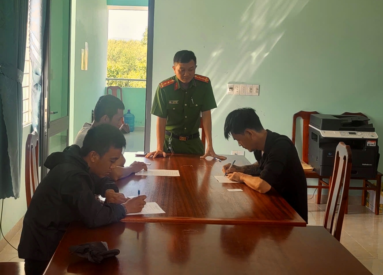 Công an xã Bắc Khánh Vĩnh tổ chức xét nghiệm chất ma túy phục vụ phòng ngừa các vi phạm pháp luật về ma túy