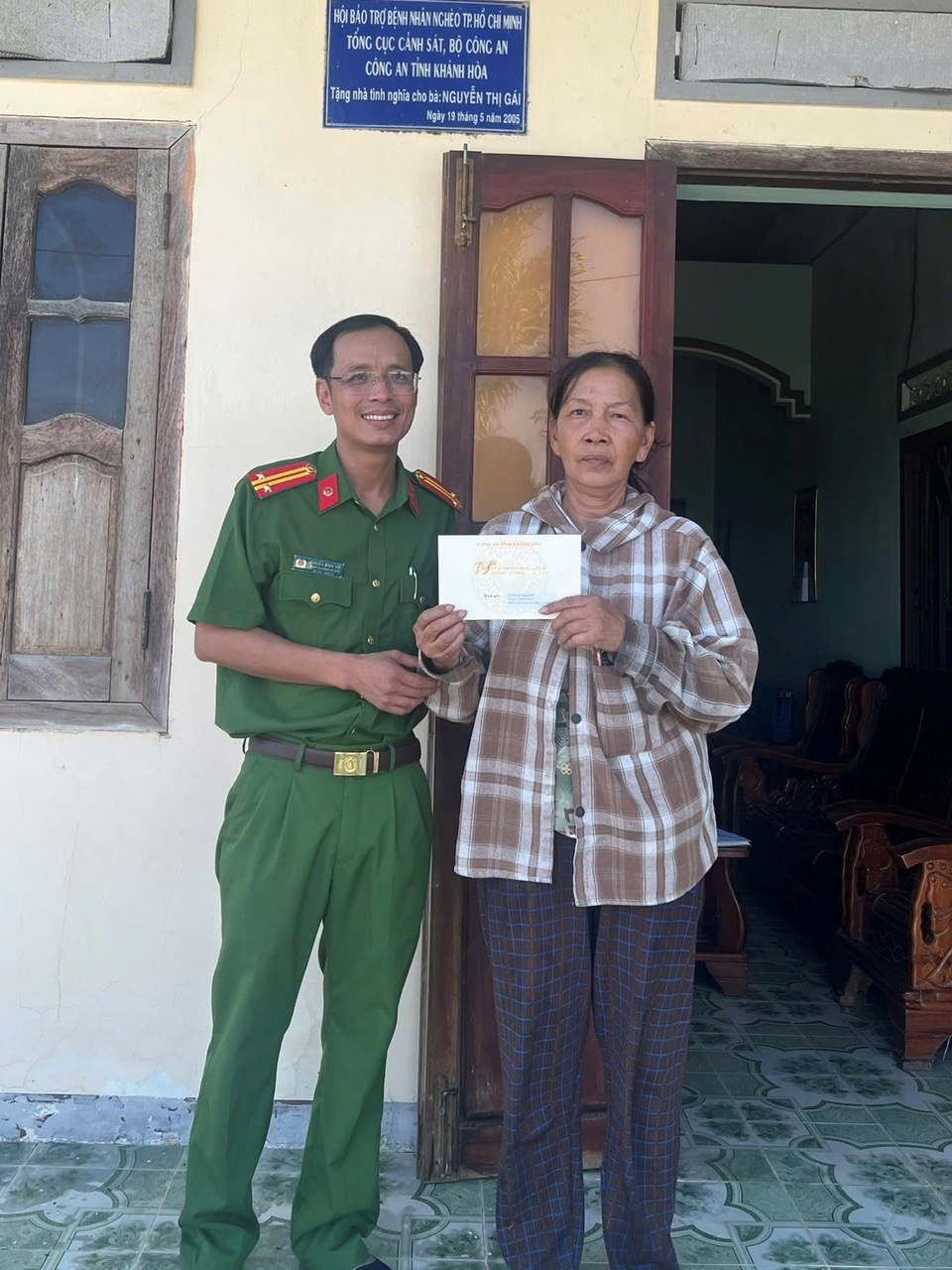 Công an xã Bắc Ninh Hòa thăm, tặng quà các gia đình chính sách trong Công an nhân dân nhân kỷ niệm 79 năm Ngày Thương binh - Liệt sĩ