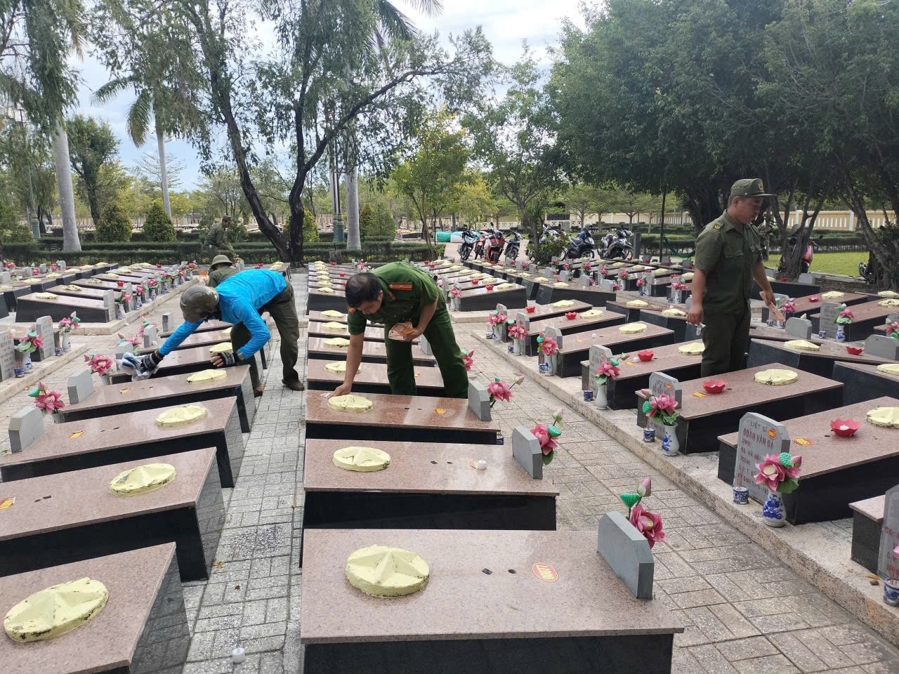Công an xã Bắc Ninh Hoà chung tay chỉnh trang Nghĩa trang liệt sĩ Ninh Hòa - Vạn Ninh
