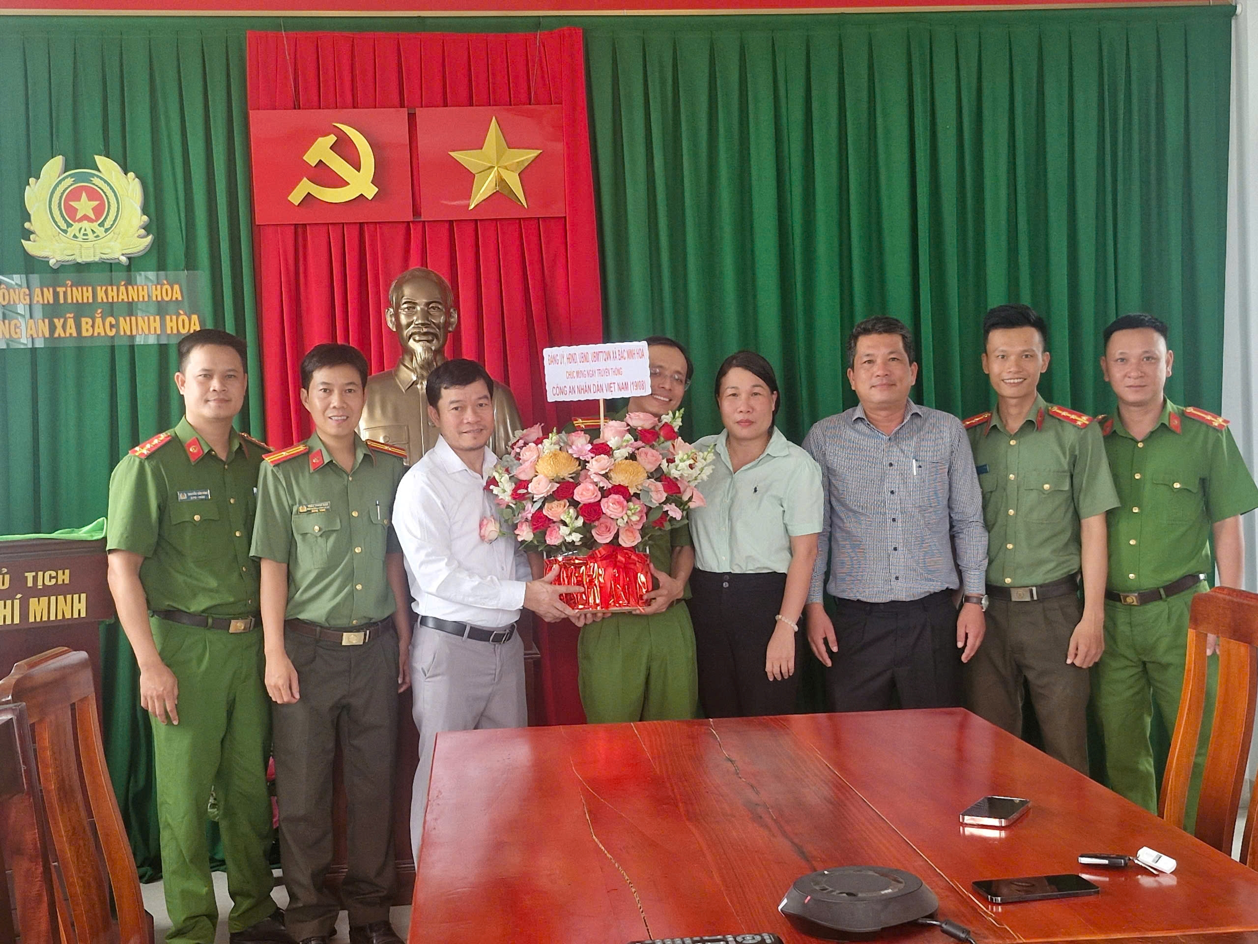 Thường trực Đảng ủy xã Bắc Ninh Hòa thăm hỏi, động viên lực lượng Công an xã nhân 81 năm ngày truyền thống Công an nhân dân 19/8