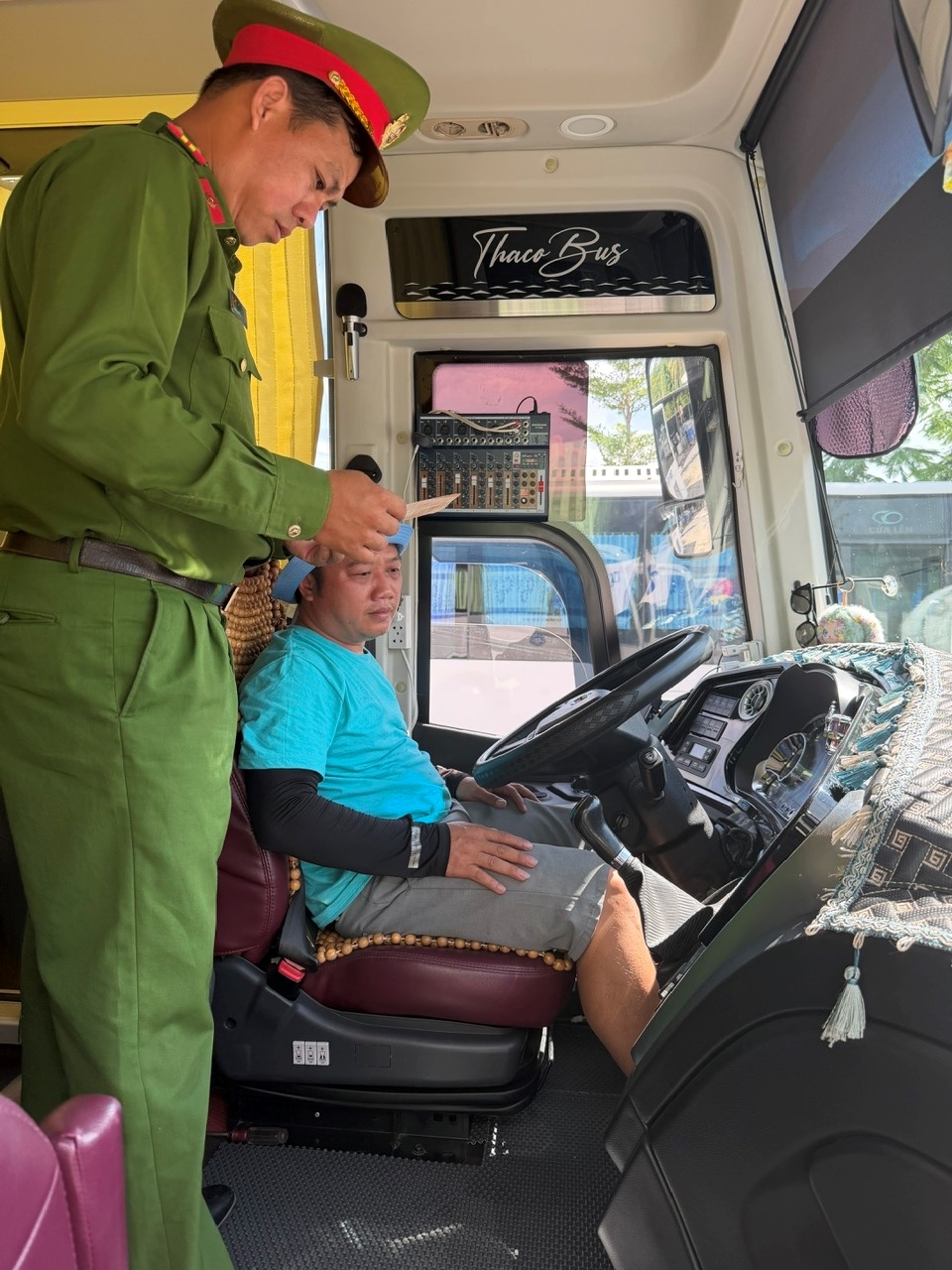 Công an xã Bắc Ninh Hòa triển khai tổng rà soát, kiểm tra xe tải tự đổ, xe limousine và phương tiện kinh doanh vận tải hành khách