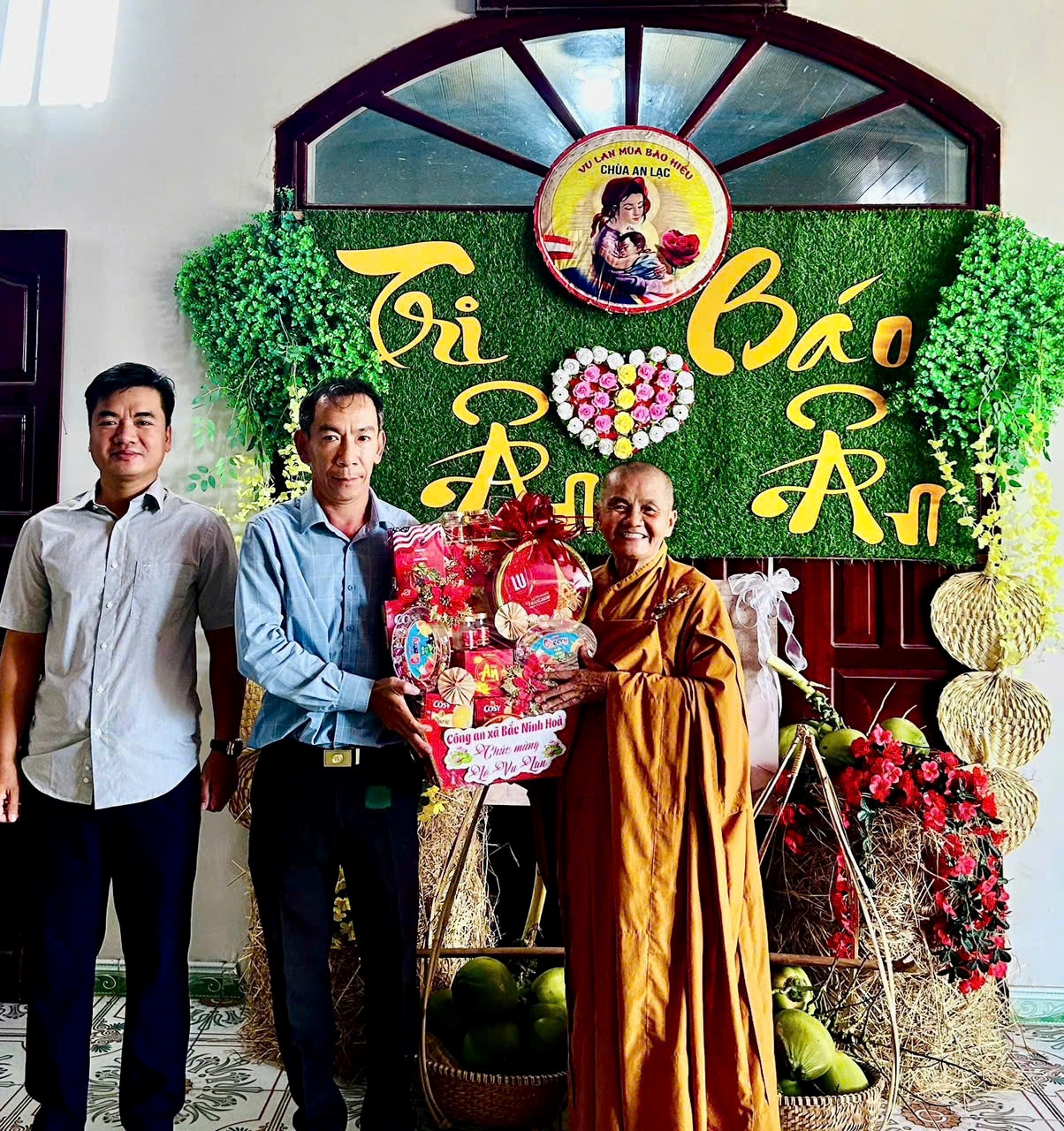 Công an xã Bắc Ninh Hòa thăm, tặng quà các cơ sở Phật giáo trên địa bàn nhân dịp Lễ Vu Lan năm 2026