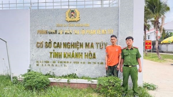 Công an xã Cam An đưa người nghiện ma túy đi cơ sở cai nghiện bắt buộc, góp phần đảm bảo an ninh, trật tự ở cơ sở