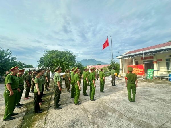 Công an xã Cam An tổ chức Lễ chào cờ đầu tháng 7 năm 2026