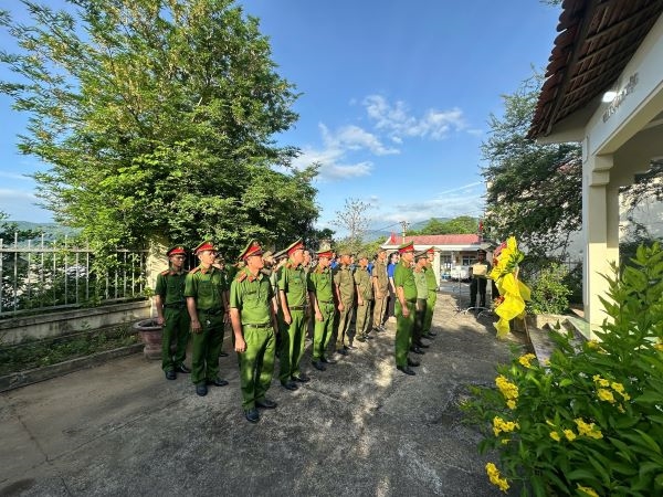 Công an xã Cam An viếng đài liệt sĩ nhân kỷ niệm 80 năm Ngày truyền thống lực lượng An ninh nhân dân