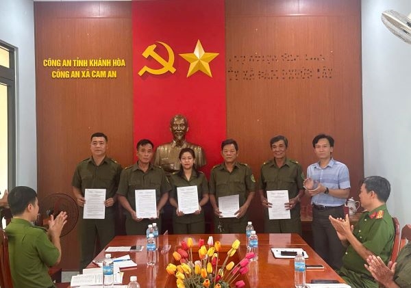 Công an xã Cam An tổ chức lễ công bố các quyết định về việc kiện toàn các Tổ Bảo vệ an ninh, trật tự ở cơ sở sau sáp nhập các thôn trên địa bàn xã.