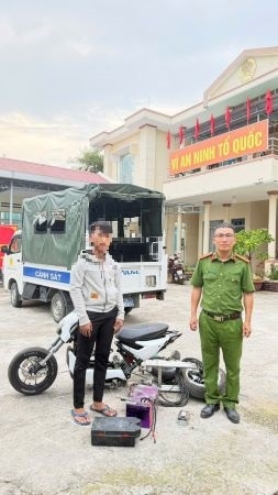 Công an xã Cam An tăng cường tuyên truyền, vận động học sinh trên địa bàn chấp hành các quy định về trật tự an toàn giao thông, không tự ý thay đổi kết cấu, hình dáng của xe máy điện, xe đạp điện