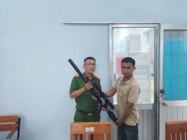 Công an xã Cam An tiếp nhận vũ khí do người dân tự nguyện giao nộp