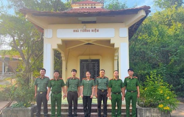 Chi đoàn Công an xã Cam An tổ chức ra quân “Ngày Chủ nhật xanh”