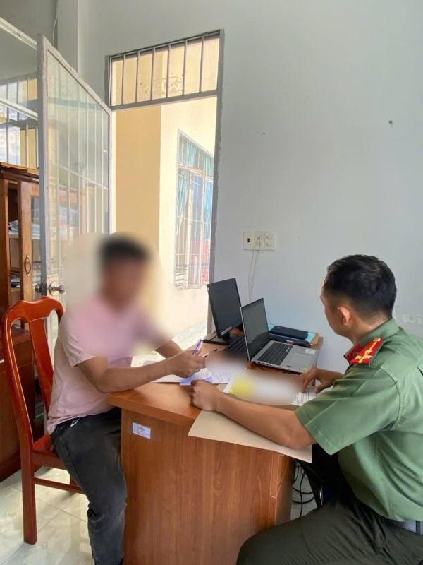 Công an xã Cam An mời làm việc 02 cá nhân có tương tác, bình luận với thông tin xấu, độc trên mạng xã hội