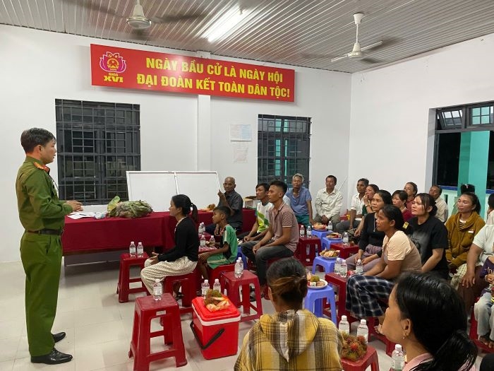 Công an xã Cam An tuyên truyền pháp luật về quản lý, sử dụng vũ khí, vật liệu nổ và công cụ hỗ trợ