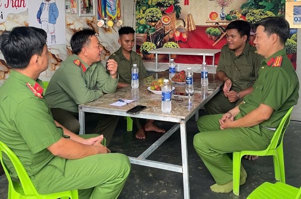 Lãnh đạo Phòng Tham mưu Công an tỉnh Khánh Hòa thăm, tặng quà cho thành viên lực lượng tham gia bảo vệ an ninh, trật tự ở cơ sở trên địa bàn xã Cam An