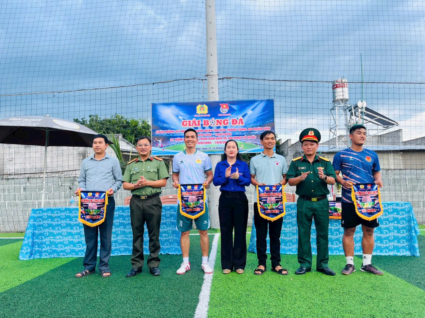 Công an xã Cam Hiệp tổ chức Giải bóng đá chào mừng Ngày hội toàn dân bảo vệ an ninh Tổ quốc