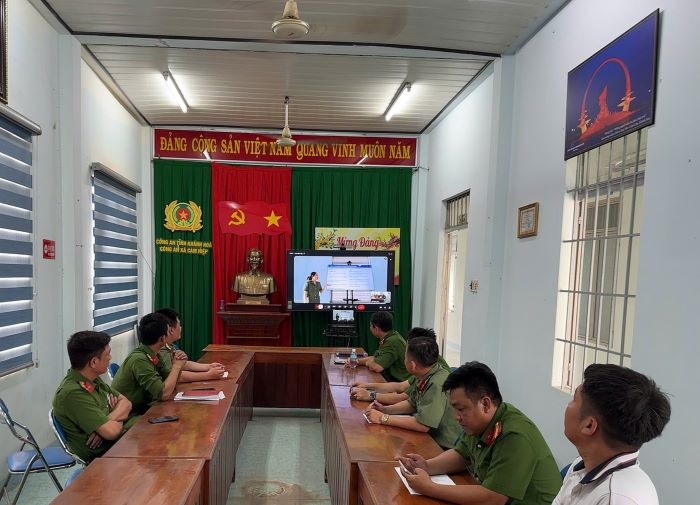 Câu lạc bộ Tiếng Anh số 50: Tăng cường học tập, nâng cao kỹ năng giao tiếp trong Công an xã Cam Hiệp