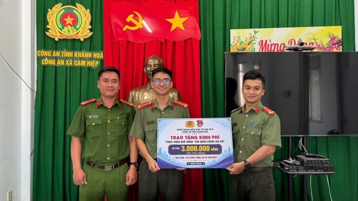 Công an xã Cam Hiệp tiếp thêm động lực, nuôi dưỡng ước mơ “Em nuôi của Đoàn”
