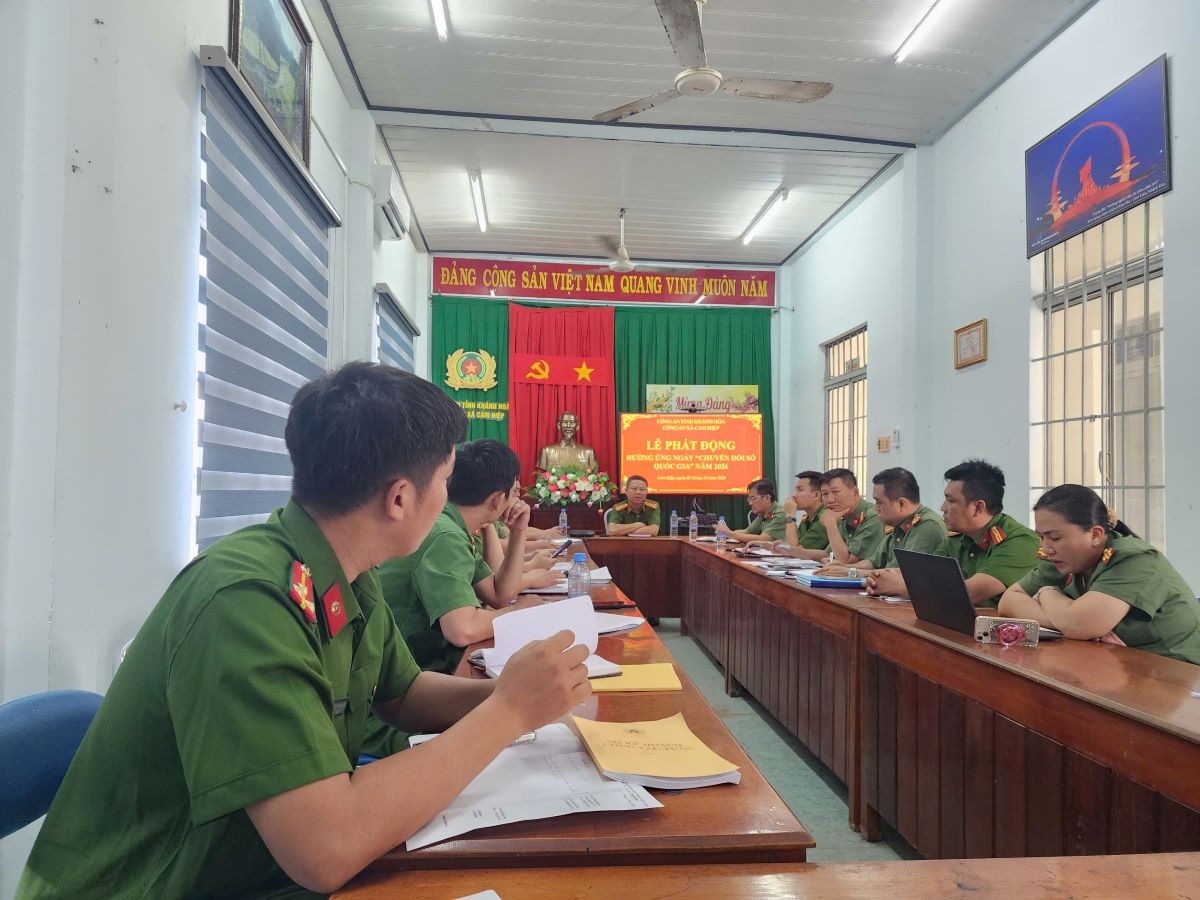 Công an xã Cam Hiệp tổ chức Lễ phát động hưởng ứng ngày Chuyển đổi số quốc gia 10/10