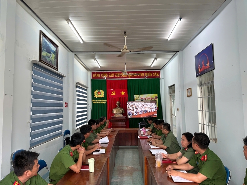 Chi bộ Công an xã Cam Hiệp nghiêm túc tham gia Hội nghị trực tuyến học tập nghị quyết, chỉ thị của Bộ Chính trị
